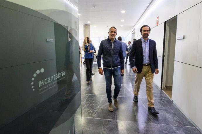 El vicepresidente de Cantabria y consejero de Universidades, Igualdad, Cultura y Deporte, Pablo Zuloaga, junto al director del IH, Raúl Medina