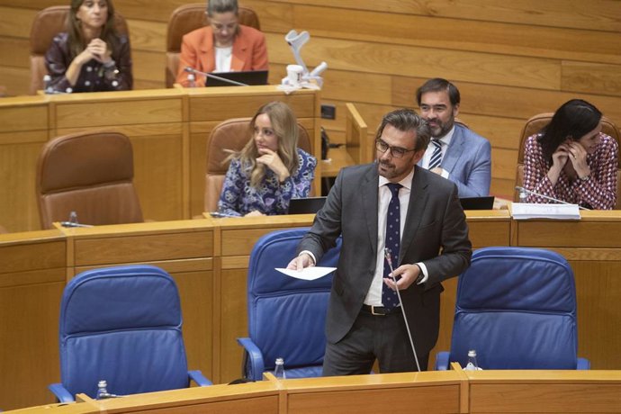 El vicepresidente segundo y conselleiro de Presidencia, Xustiza e Deportes, Diego Calvo, responde una pregunta oral en el Pleno
