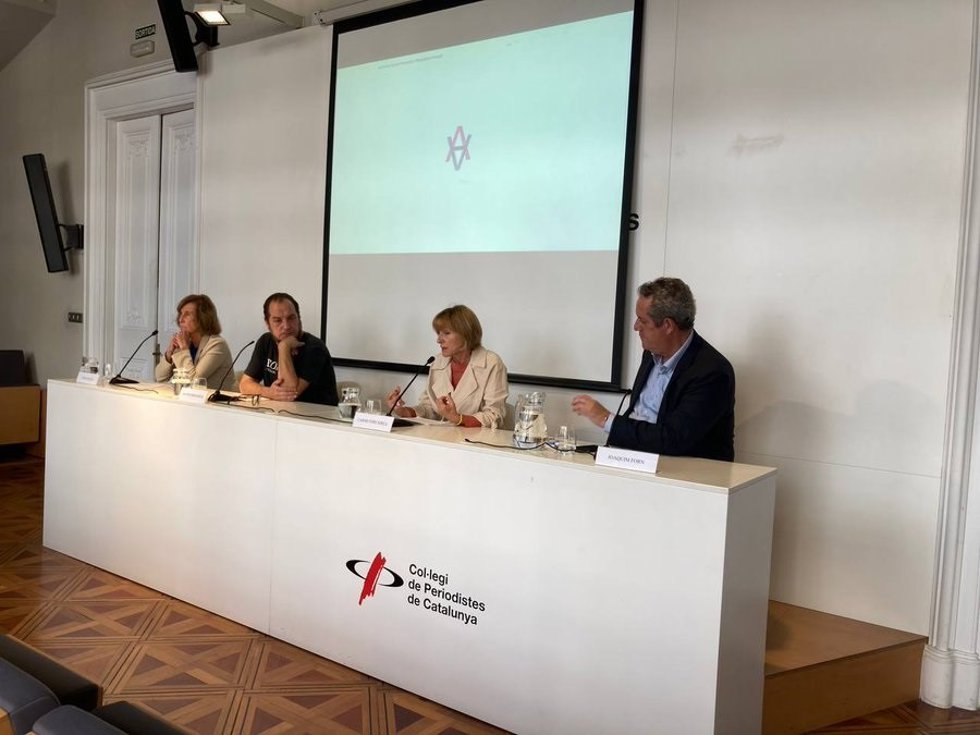 Rueda de prensa de la expresidenta del Parlament Carme Forcadell, el exconseller Joaquim Forn, el exdiputado de la CUP David Fernndez y la historiadora Anna Sallés, como representantes del Acord per l'Amnistia i l'Autodeterminació