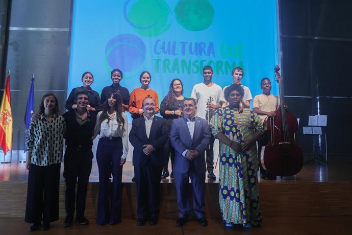 El ministro de Cultura, Miquel Iceta (4i) y el Alto Comisionado contra la Pobreza Infantil, Ernesto Gasco (5i), posan junto a otras autoridades  durante la presentación de programas de participación cultural, a 5 de octubre de 2022, en Madrid (España). 