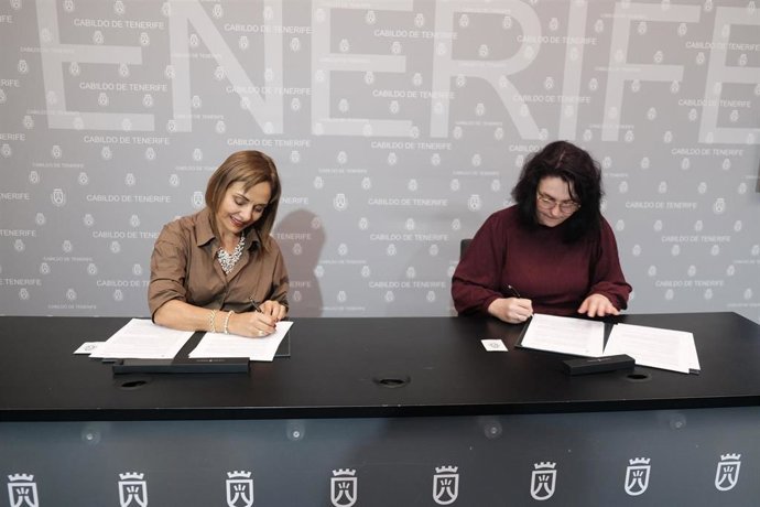 La vicepresidenta segunda y consejera de Presidencia, Hacienda y Modernización del Cabildo de Tenerife, Berta Pérez, y la directora de la Fundación NovaGob, Loredana Stan