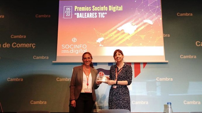La directora general de Territorio y Paisaje, Magdalena Pons, y la gerente del Sitibsa, Francesca Mir, recogen el premio Gobierno abierto de la revista Socinfo Digital.