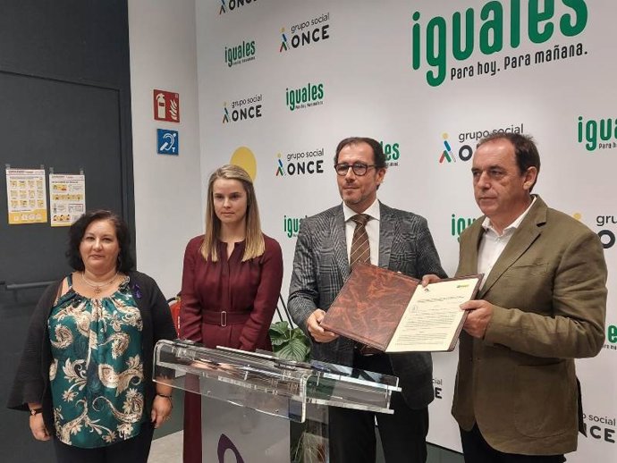 La diputada Eva Muñoz, la delegada provincial de ONCE, Leire Cayero; el delegado autonómico, Ismael Pérez, y el presidente de la Diputación, Benito Serrano.
