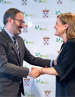 Adolfo Molina y Cristina Piernagorda se saludan tras la firma de la cesión del silo de Baena por la Junta al Ayuntamiento.
