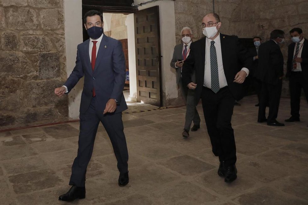 Archivo - El presidente de la Junta de Andalucía, Juan Manuel Moreno, y el de Aragón, Javier Lambán, en una foto de archivo en la XXI Conferencia de Presidentes, en San Millán de la Cogolla, La Rioja, a 31 de julio de 2020.