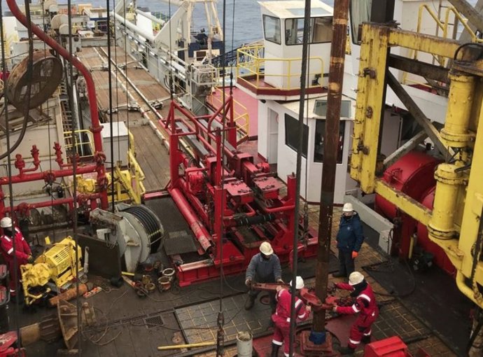 Torre de perforación a bordo del JOIDES RESOLUTION con tubería de perforación.