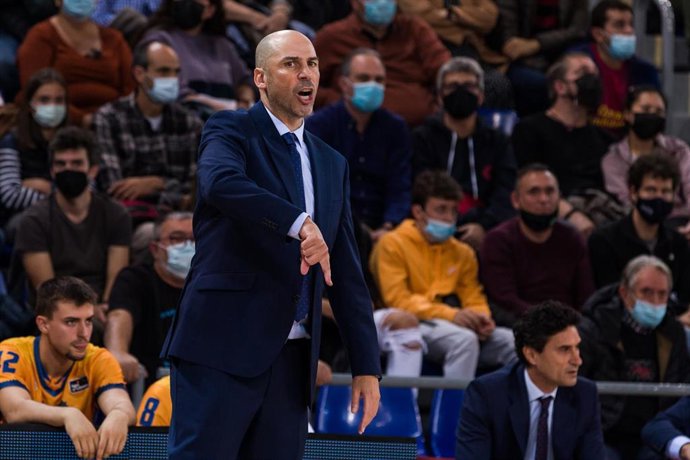 Archivo - Joan Penarroya, técnico del Baskonia, durante un partido