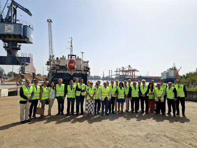 El presidente del Puerto de Sevilla, Rafael Carmona, ha recibido a la Asociación Española de Directivos (AED).