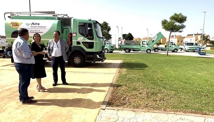 La alcaldesa de Alcalá de Guadaíra, Ana Isabel Jiménez, ha presentado este miércoles los nuevos vehículos.