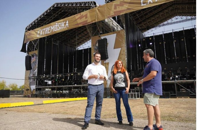 El alcalde de Cáceres, Luis Salaya, visita los escenarios de Extremúsika