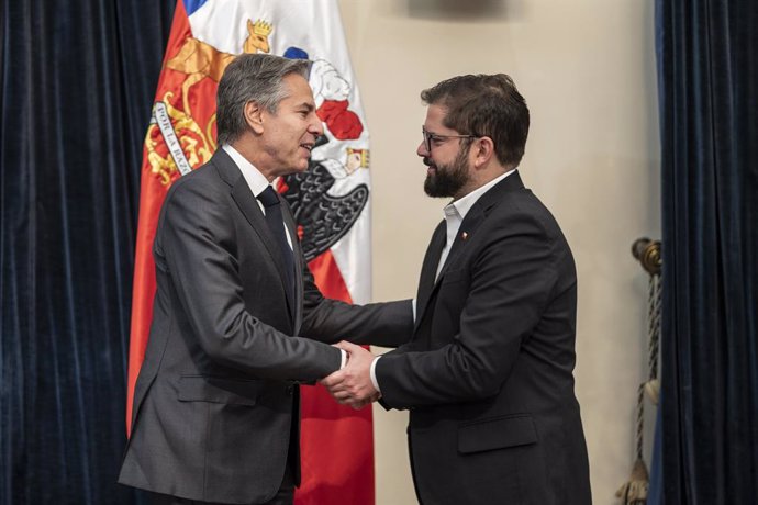 HANDOUT - 05 October 2022, Chile, Santiago de Chile: Gabriel Boric (R), President of Chile, welcomes Antony Blinken, USSecretary of State, prior to their meting at La Moneda Palace. Photo: Sebastian Rodriguez/Agencia Uno/dpa - ATTENTION: editorial use 