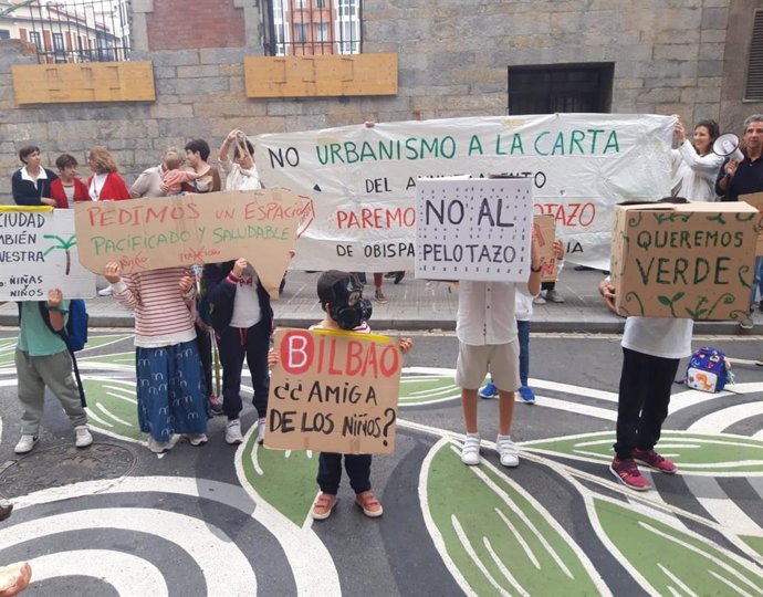 Concentración contra la tala de árboles en la parcela BAM de Bilbao
