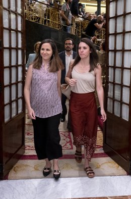 Archivo - La ministra de Derechos Sociales y Agenda 2030, Ione Belarra (i), y la ministra de Igualdad, Irene Montero, salen del Congreso