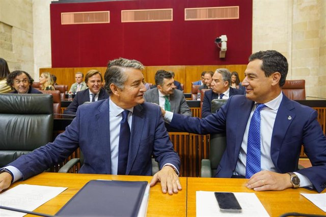 Archivo - El presidente de la Junta, Juanma Morero, con el consejero de Presidencia, Interior y Diálogo Social, Antonio Sanz(i),  en el Pleno del Parlamento andaluz en una foto de archivo.