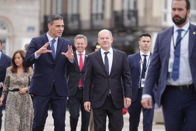 El presidente del Gobierno, Pedro Sánchez, junto al canciller alemán Olaf Scholz a la llegada a la cumbre hispano-alemana que se celebra este miércoles en La Coruña.