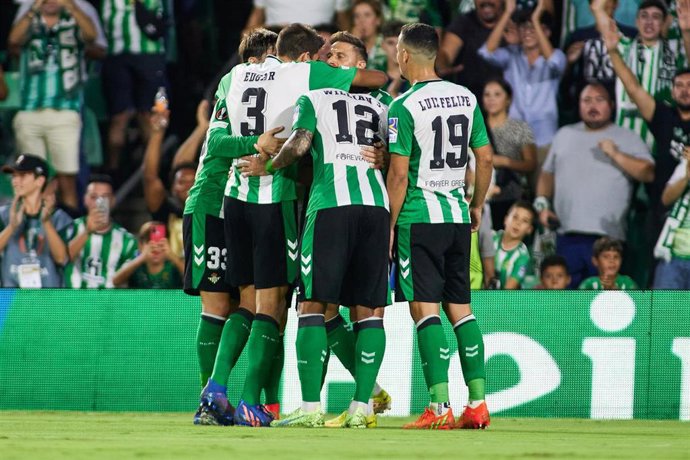 Los jugadores del Betis celebran el gol de Joaquín contra el Ludogorets