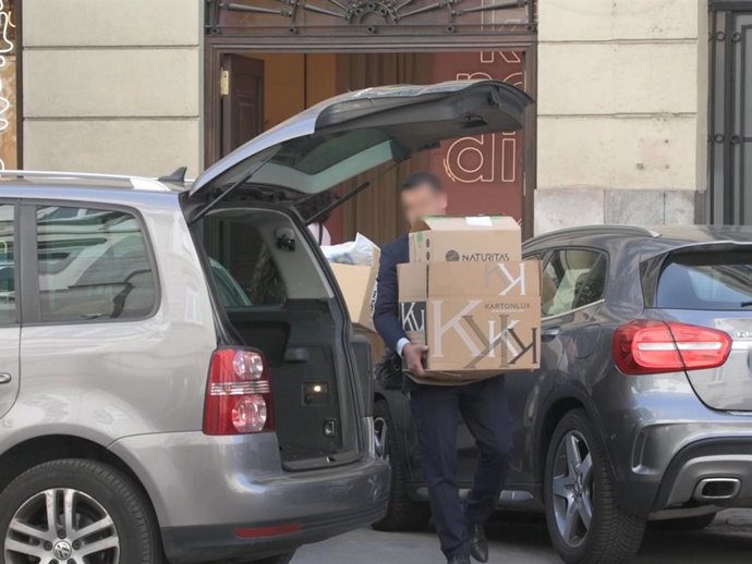 EL CHÓFER DE ISABEL PREYSLER CONTINÚA CON LA MUDANZA DE LAS PERTENENCIAS DE TAMARA FALCÓ