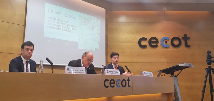 Membres d'Ostrom i Cecot en la presentació de l'informe