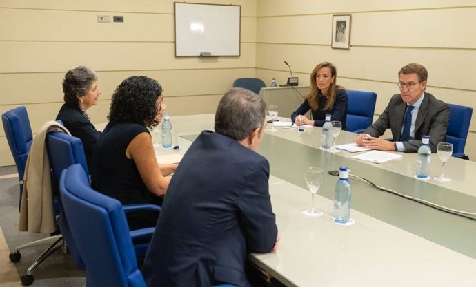 El líder del PP, Alberto Núñez Feijóo, con la presidenta de la AEB, Ana Losada