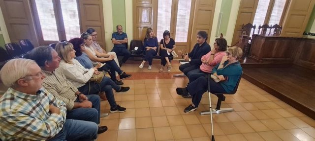 Colomer en una reunió amb alcaldes de municipis afectats per l'incendi de Begís