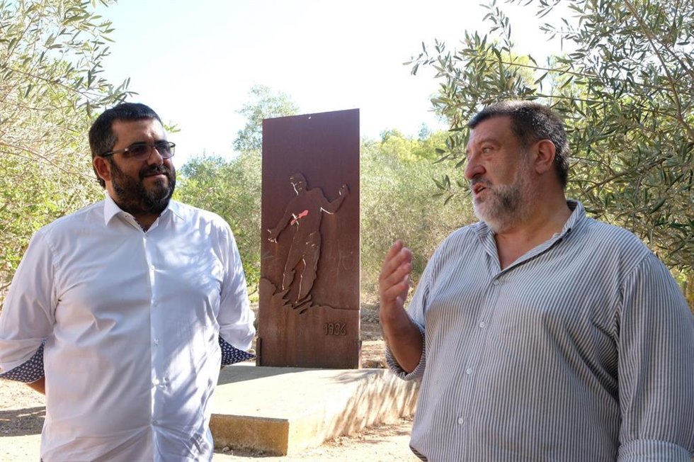 El senador Vicen Vidal y el secretario autonómico de Memoria Democrática, Jesús Jurado, al anunciar las enmiendas en septiembre.