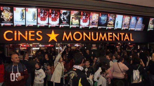 Archivo - Entrada a los Cines Monumental en la 'fiesta del cine'
