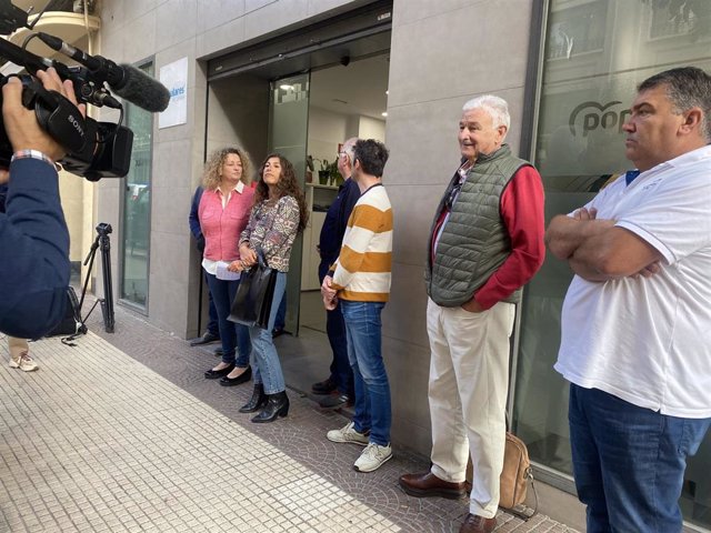 Miembros de Un Afiliado, un Voto frente a la sede del PP de La Rioja