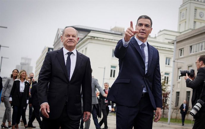 05 October 2022, Spain, La Coruna: Spanish Prime Minister Pedro Sanchez (R) receives German Chancellor Olaf Scholz with military honors ahead of the German-Spanish government consultations, the first of hits kind between the two countries in nine years.