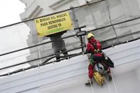 Greenpeace despliega una pancarta contra el Midcat con motivo de la cumbre hispano-alemana