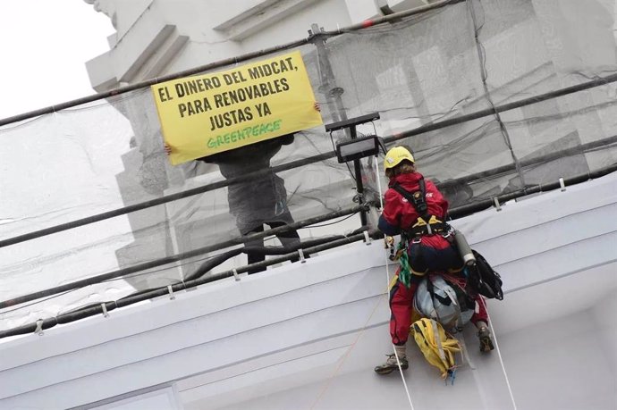 Protesta de Greenpeace contra el Midcat y para exigir renovables justas con motivo de la cumbre hispano-alemana