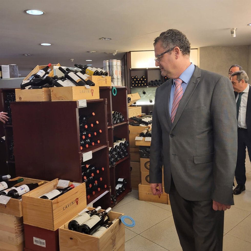 El consejero de Agricultura, Ganadería y Desarrollo Rural, Gerardo Dueñas, visita las acciones promocionales de la DO Toro en Madrid.
