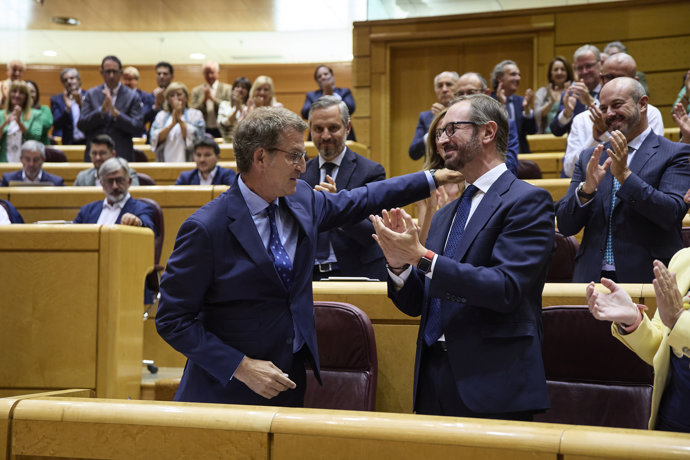 El presidente del Partido Popular, Alberto Núñez Feijóo (i) y el portavoz del Partido Popular en el Senado, Javier Maroto (d), aplaude a Feijóo después de intervenir en un debate monográfico sobre la crisis energética y el contexto económico, en el Sena
