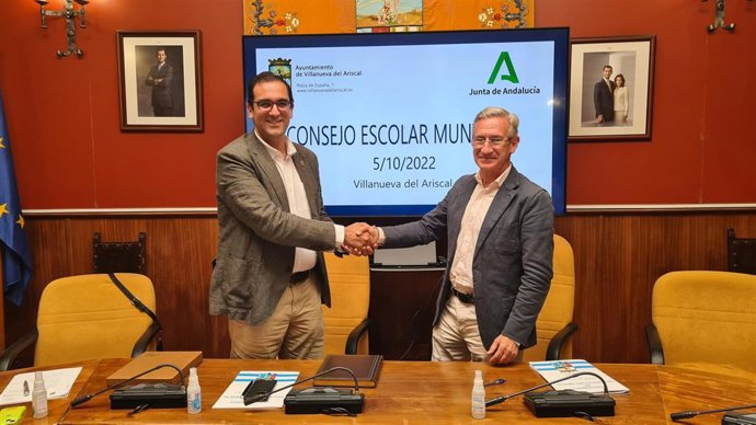 El alcalde de Villanueva del Ariscal, Martín Torres, y el delegado territorial de Desarrollo Educativo y Formación Profesional, Miguel Ángel Araúz.