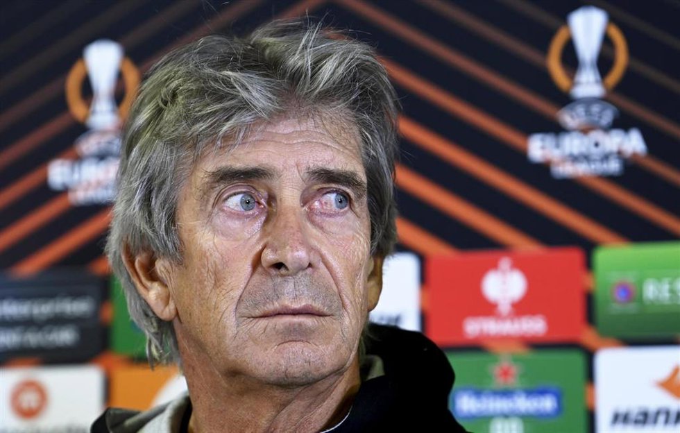 El entrenador del Real Betis, Manuel Pellegrini, en rueda de prensa.