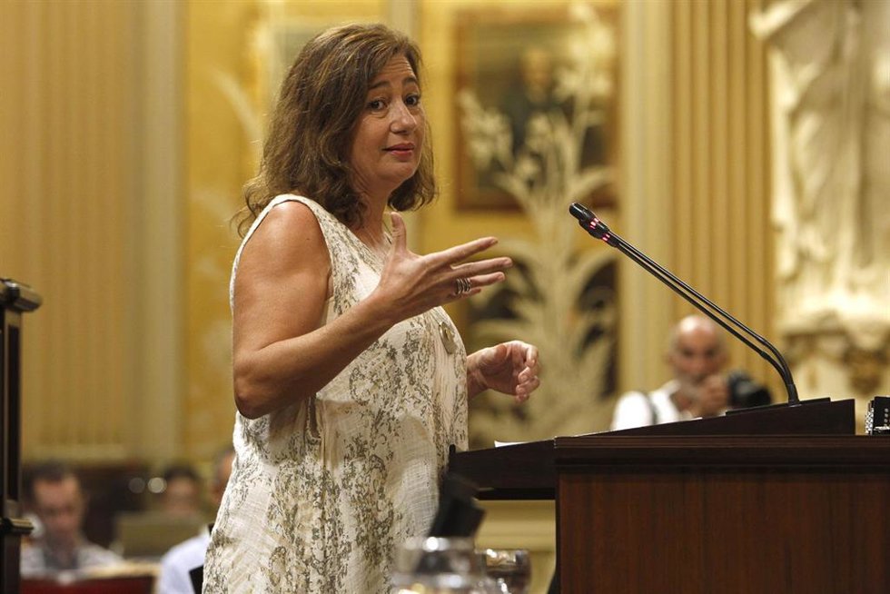 La presidenta del Govern, Francina Armengol, en una intervención en el Parlament. 