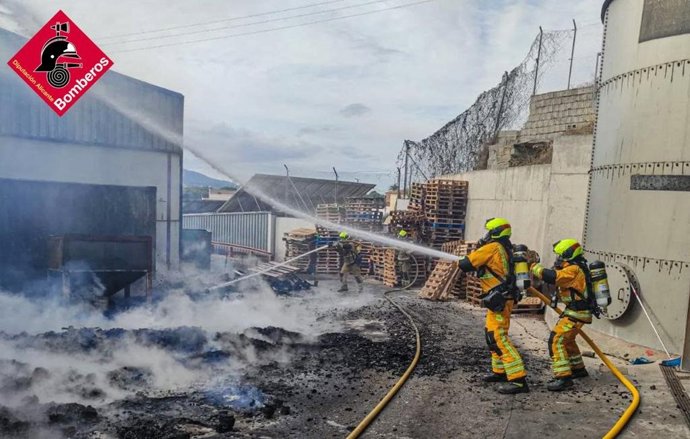 Un incendio quema palets y amenaza varias botellas de nitrógeno en una nave industrial de Altea
