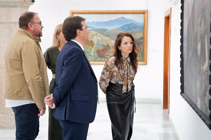 Guillermo Fernández Vara contempla una de las obras de la exposición sobre la caza en la Asamblea.