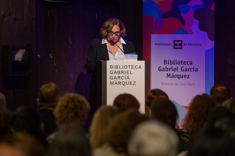 La alcaldesa de Barcelona, Ada Colau, en el concierto-lectura por el 40 aniversario del Premio Nobel del escritor Gabriel García Márquez dentro del programa de la Feria Internacional del Libro Liber