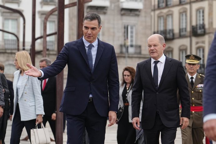 05 October 2022, Spain, La Coruna: Spanish Prime Minister Pedro Sanchez (L) receives German Chancellor Olaf Scholz with military honors ahead of the German-Spanish government consultations, the first of hits kind between the two countries in nine years.
