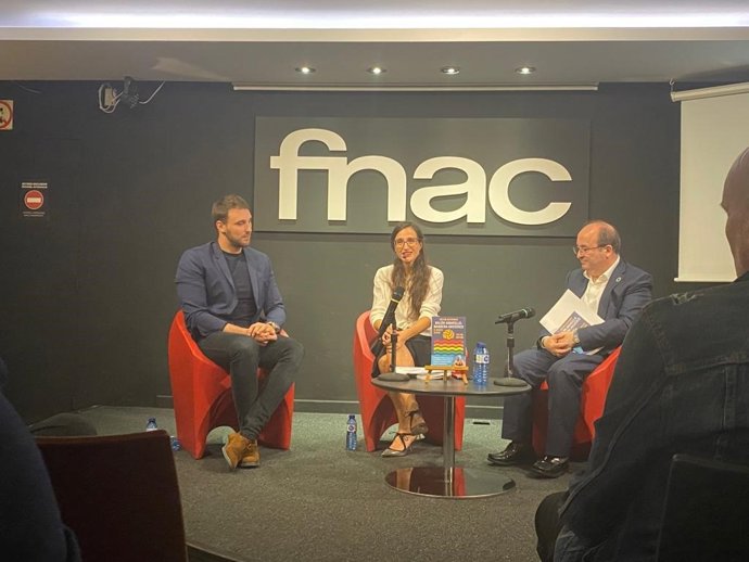 Presentación del libro del secretario de Políticas LGTBI del Psoe, Víctor Gutiérrez, al que ha asistido el ministro de Cultura y Deporte, Miquel Iceta