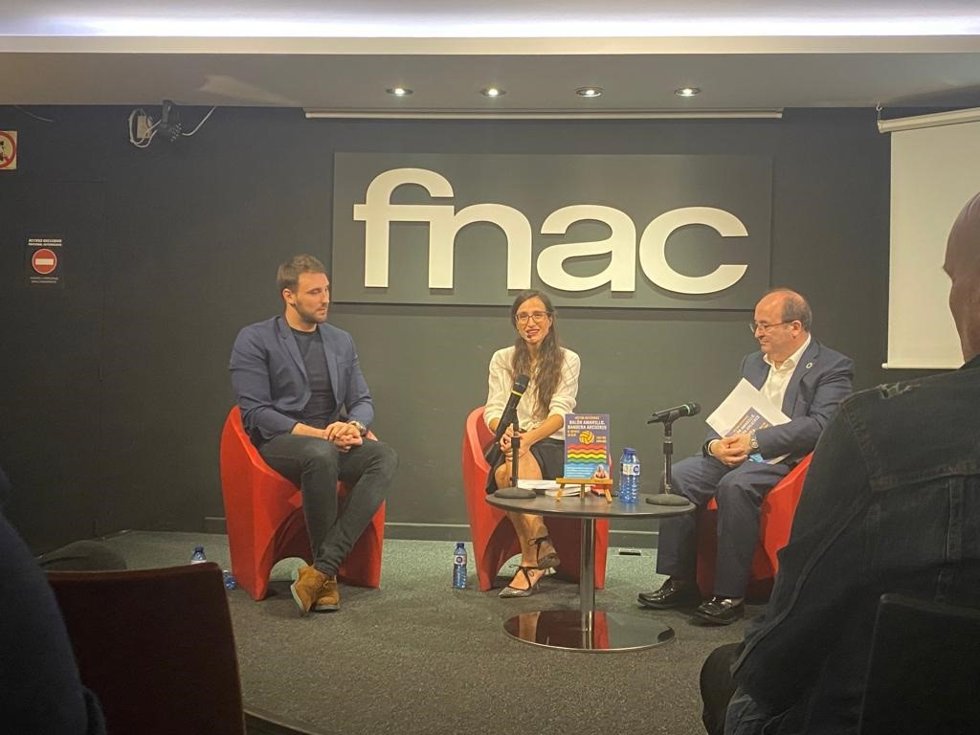 Presentación del libro del secretario de Políticas LGTBI del Psoe, Víctor Gutiérrez, al que ha asistido el ministro de Cultura y Deporte, Miquel Iceta