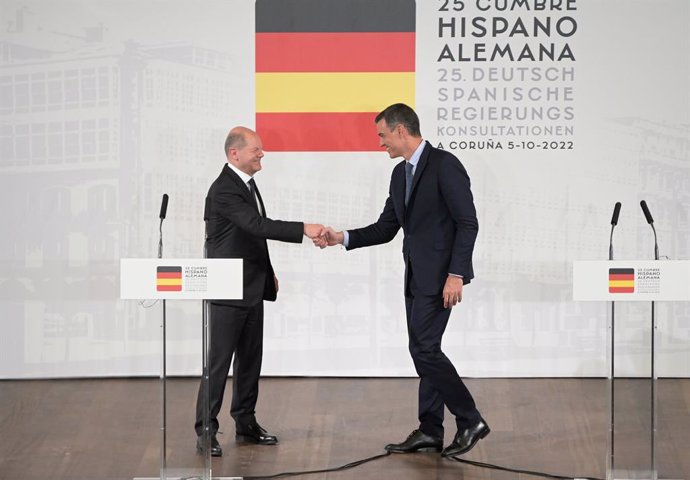 El canciller alemán, Olaf Scholz (i), y el presidente del Gobierno, Pedro Sánchez (d), durante la 25 cumbre hispano-alemana, en el Palacio de Exposiciones y Congresos Palexco, a 5 de octubre de 2022, en A Coruña, Galicia (España). La cumbre es presidid