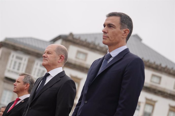 05 October 2022, Spain, La Coruna: Spanish Prime Minister Pedro Sanchez (R) receives German Chancellor Olaf Scholz with military honors ahead of the German-Spanish government consultations, the first of hits kind between the two countries in nine years.