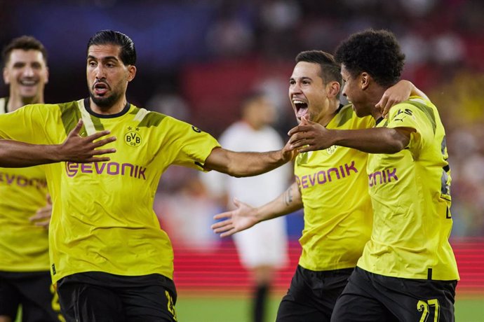 Raphael Guerreiro celebra el primer gol del Borussia Dortmund en el Ramón Sánchez Pizjuán en el último encuentro de Lopetegui con el Sevilla.