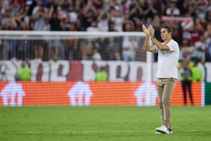 Julen Lopetegui se despide de la afición del Pizjuán tras su último partido en el banquillo del Sevilla contra el Borussia Dortmund.