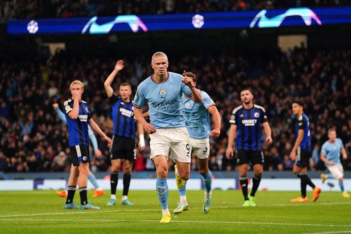 El delantero noruego Erling Haaland celebra su segundo gol con el Manchester City contra el Copenhage en el Etihad Stadium en la Liga de Campeones 2022-23.