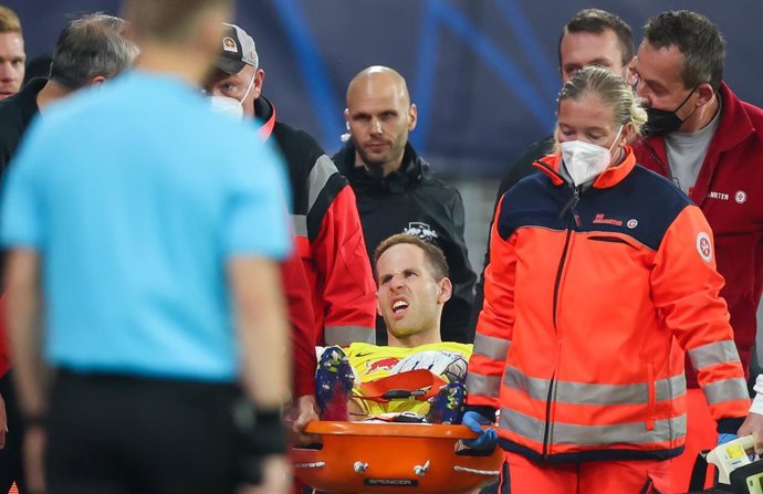 El portero húngaro Peter Gulacsi es transportado en camilla tras lesionarse de gravedad en la rodilla en el partido contra el Celtic de Glasgow de Liga de Campeones en el Red Bull Arena.