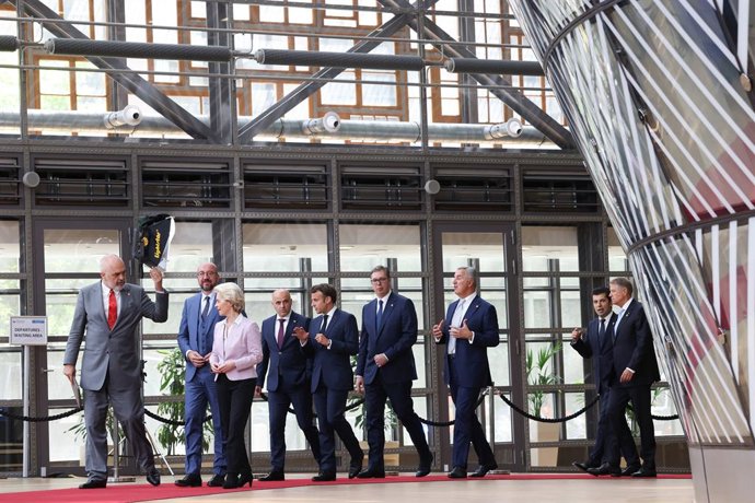 Archivo - HANDOUT - 23 June 2022, Belgium, Brussels: European and Western Balkan leaders walk for the family photo after the EU-Western Balkans Summit. Photo: Dario Pignatelli/European Council/dpa - ATTENTION: editorial use only and only if the credit m