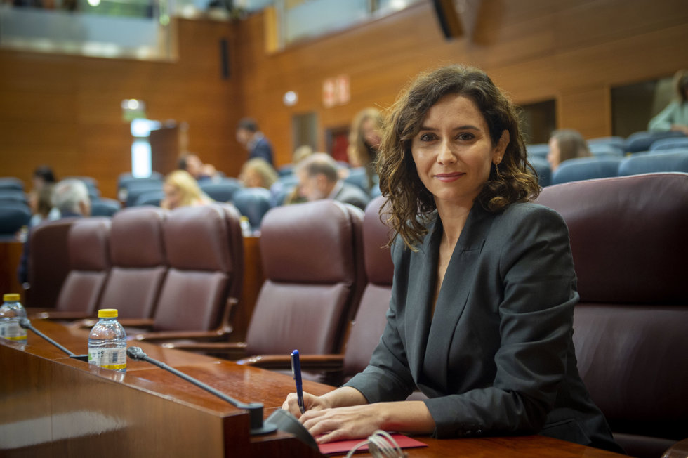 La presidenta de la Comunidad de Madrid, Isabel Díaz Ayuso, durante una sesión plenaria en la Asamblea de Madrid, a 6 de octubre de 2022, en Madrid (España)