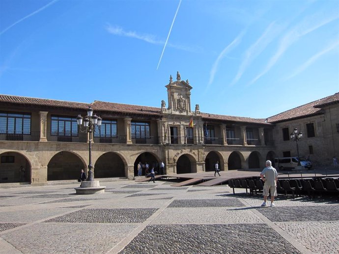 Archivo - Plaza y Ayuntamiento de Santo Domingo de la Calzada